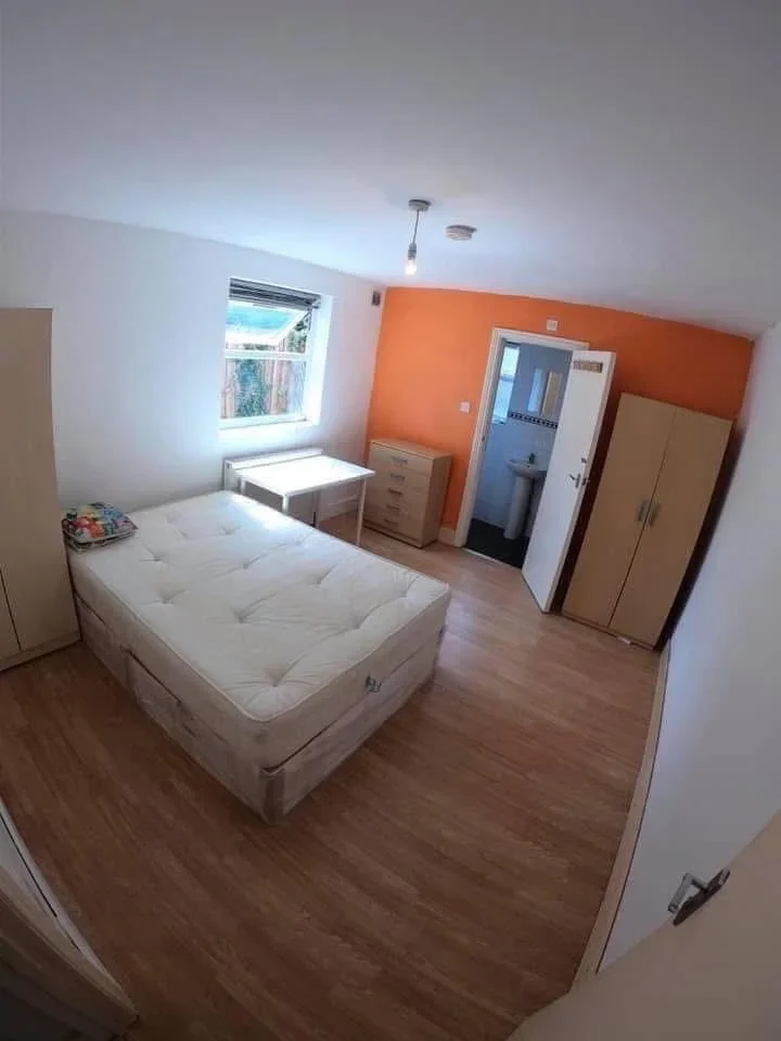 Room Westdown Road in Greater London