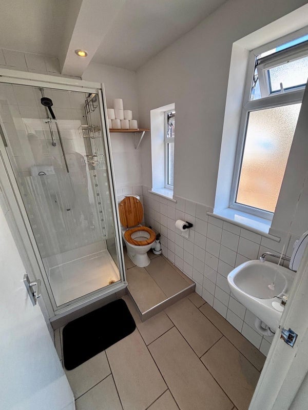 Room Evesham Road in Greater London