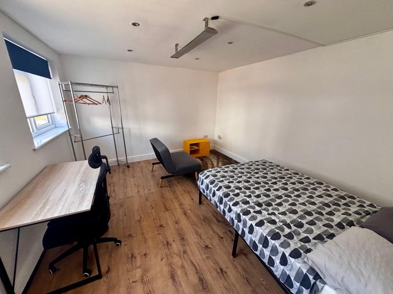 Room Evesham Road in Greater London