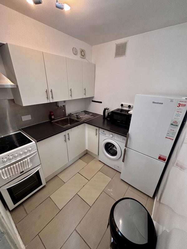 Room Evesham Road in Greater London