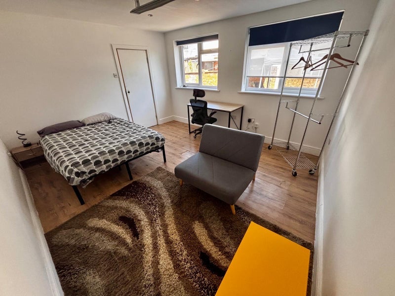 Room Evesham Road in Greater London