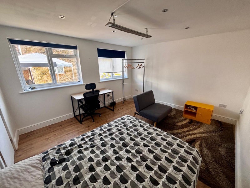 Room Evesham Road in Greater London