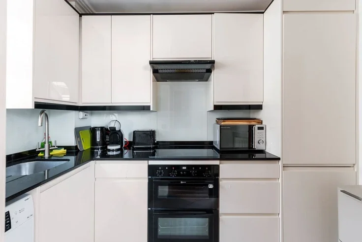 Flat Elmgrove Road in Elmbridge