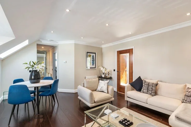 Flat Elmgrove Road in Elmbridge