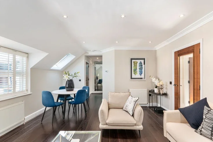 Flat Elmgrove Road in Elmbridge