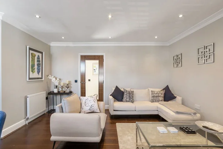 Flat Elmgrove Road in Elmbridge