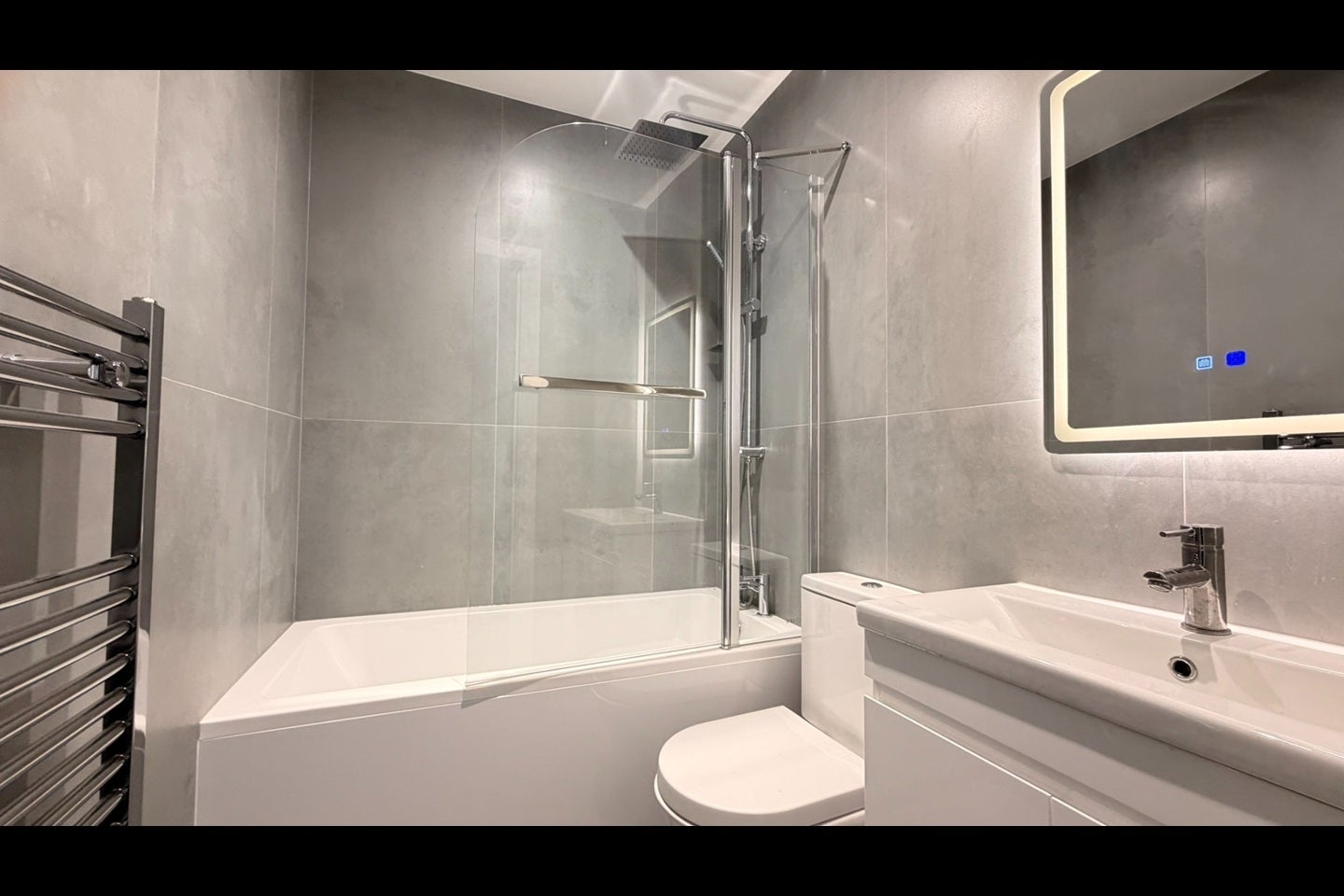 Flat Hinton Road in Greater London