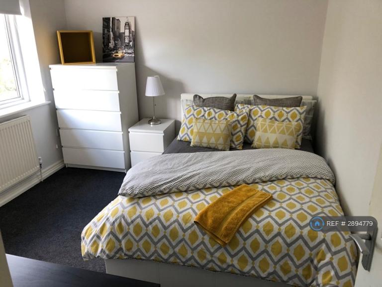 Room Inglehurst in Borough of Runnymede