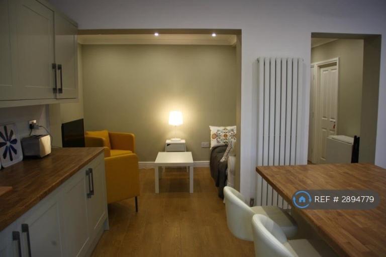 Room Inglehurst in Borough of Runnymede