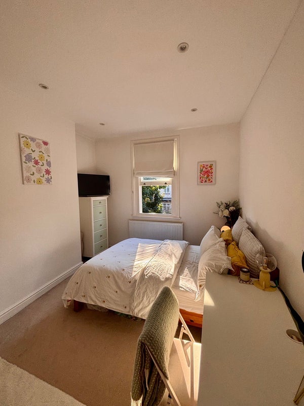 Room Boscombe Road in Greater London