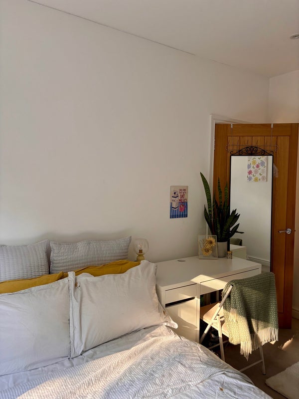 Room Boscombe Road in Greater London