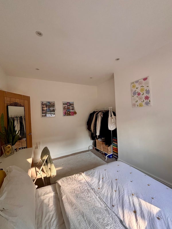 Room Boscombe Road in Greater London