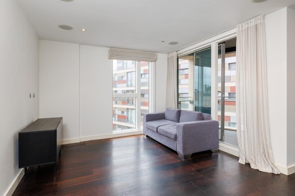 Flat Mildenhall Road in Greater London