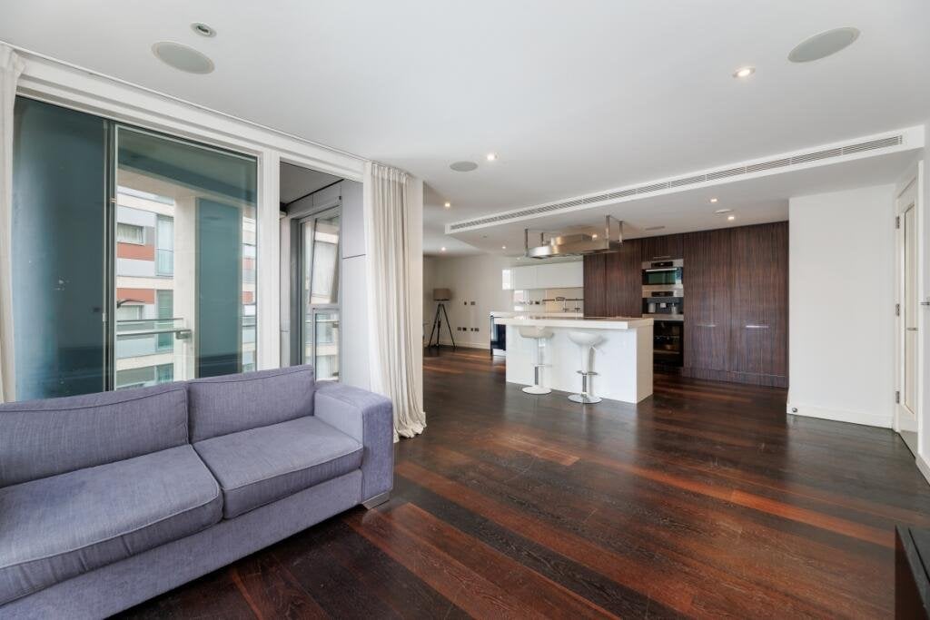Flat Mildenhall Road in Greater London