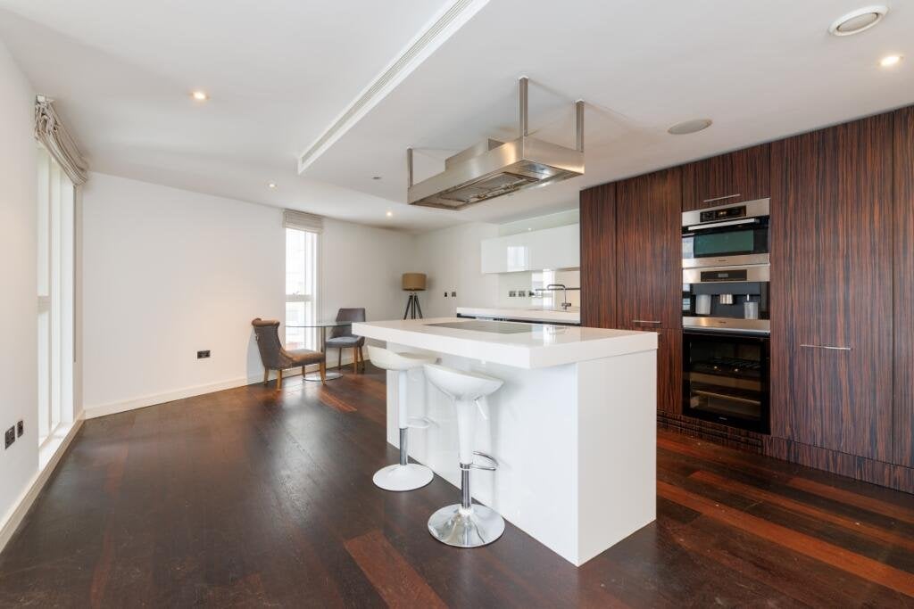 Flat Mildenhall Road in Greater London