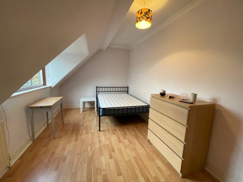 Room Bromley Road in Greater London
