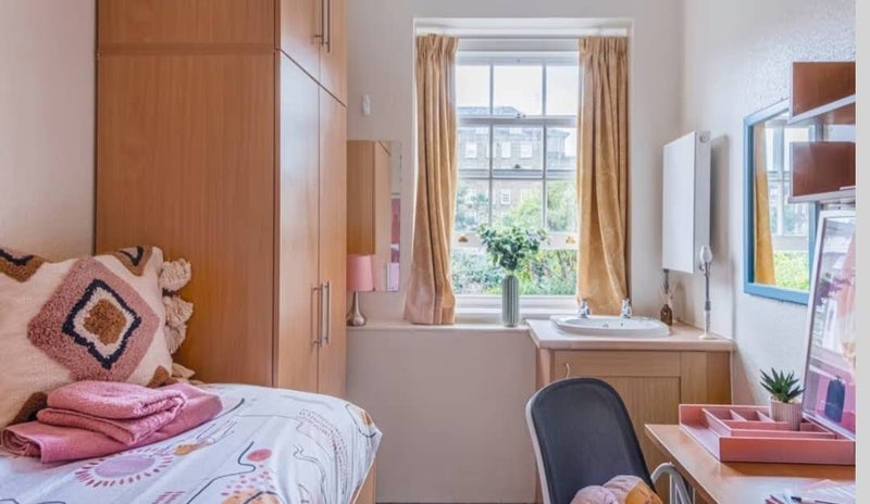 Room Augustus Street in Greater London