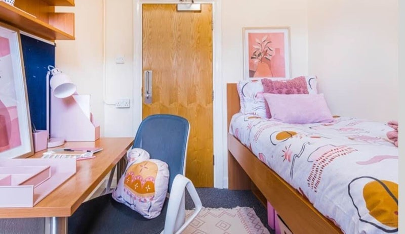 Room Augustus Street in Greater London