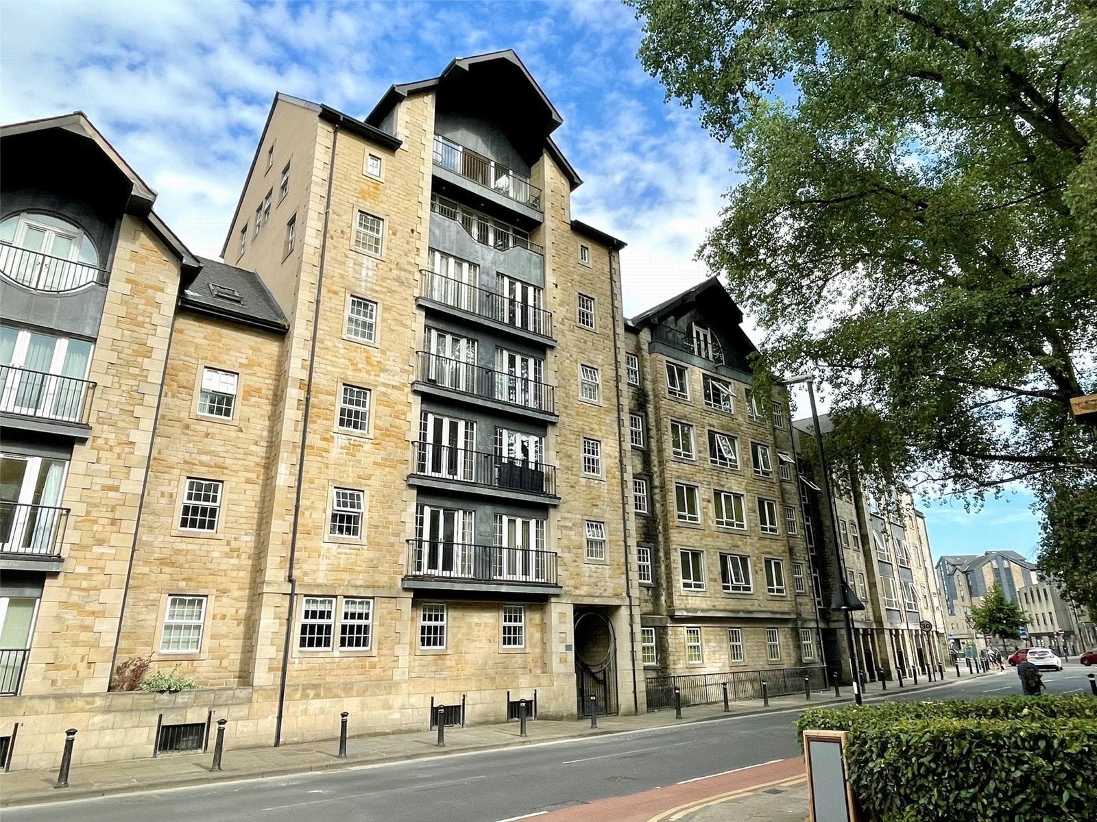 Flat Damside Street in Lancaster