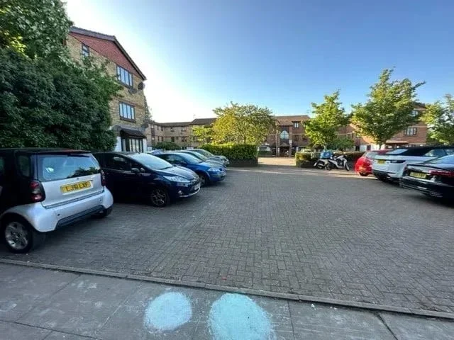 Flat Milford Gardens in Greater London