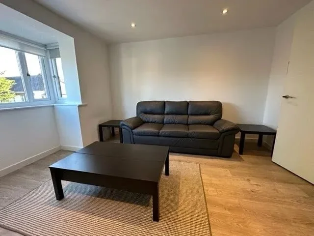 Flat Milford Gardens in Greater London
