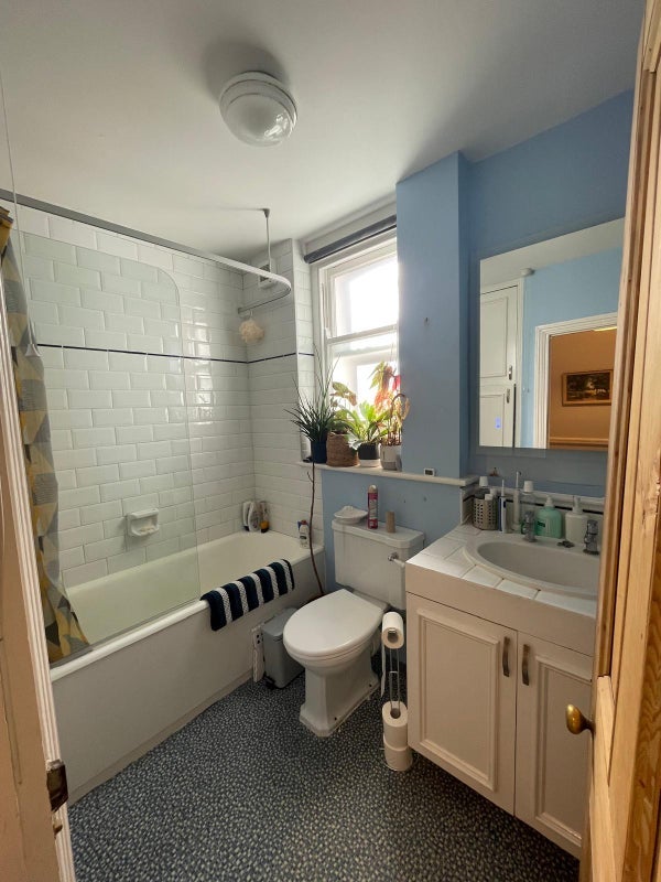 Room Broomwood Road in Greater London