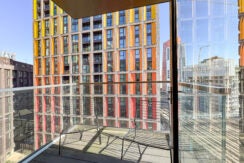 Flat Ponton Road in Greater London