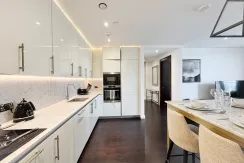 Flat Ponton Road in Greater London