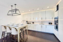 Flat Ponton Road in Greater London