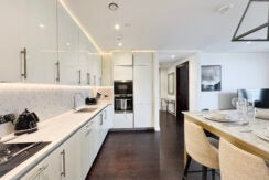 Flat Ponton Road in Greater London