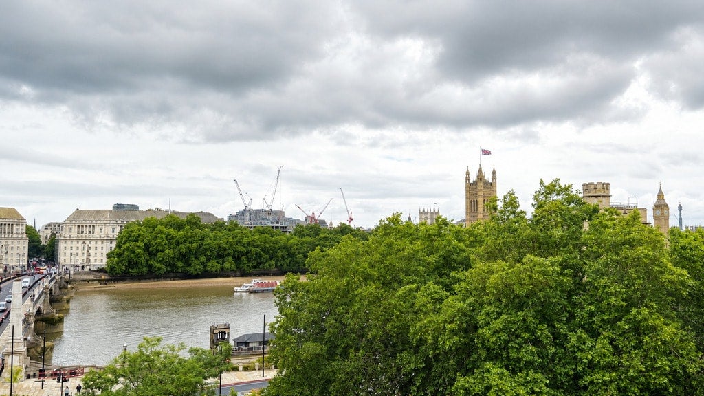 Flat Albert Embankment in Greater London