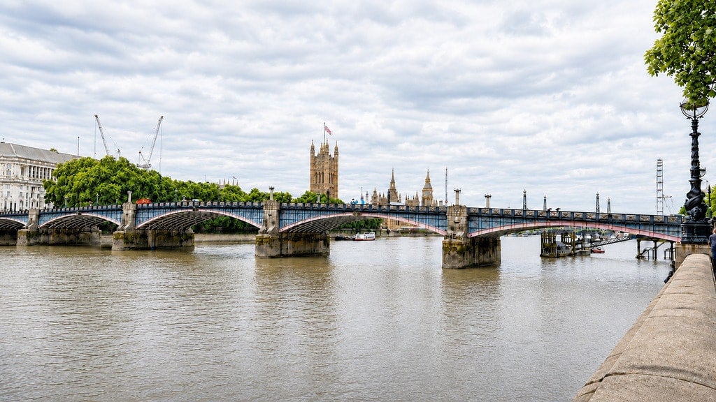 Flat Albert Embankment in Greater London