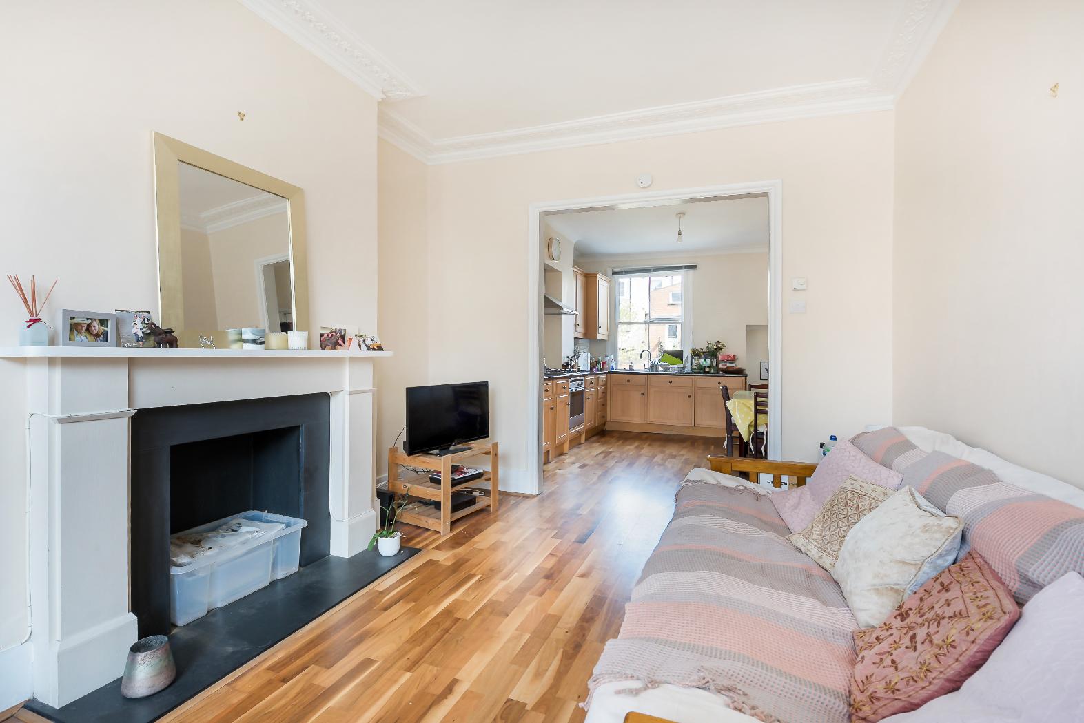 Flat Almeric Road in Greater London