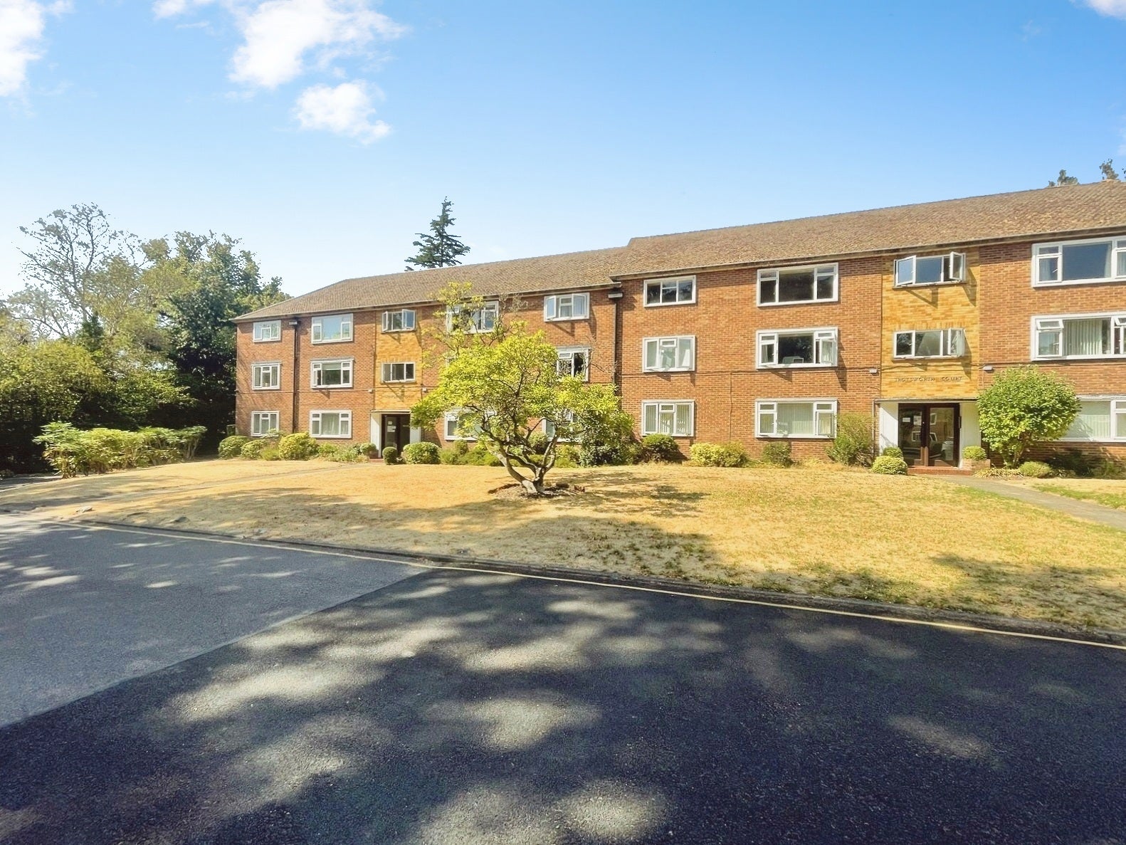 Flat Trotsworth Court in Borough of Runnymede