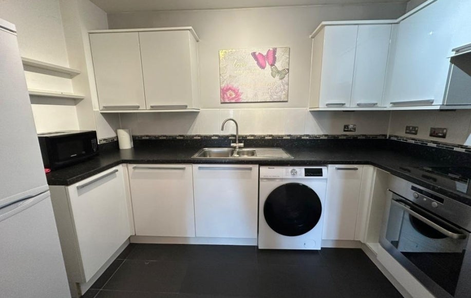 Flat Berkshire Avenue in Slough