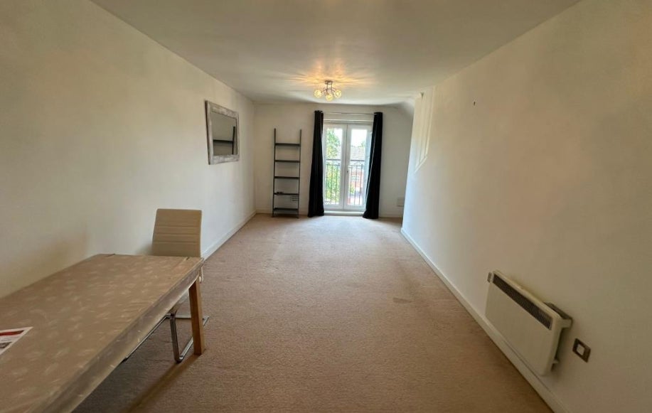 Flat Berkshire Avenue in Slough