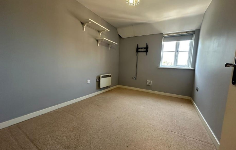Flat Berkshire Avenue in Slough