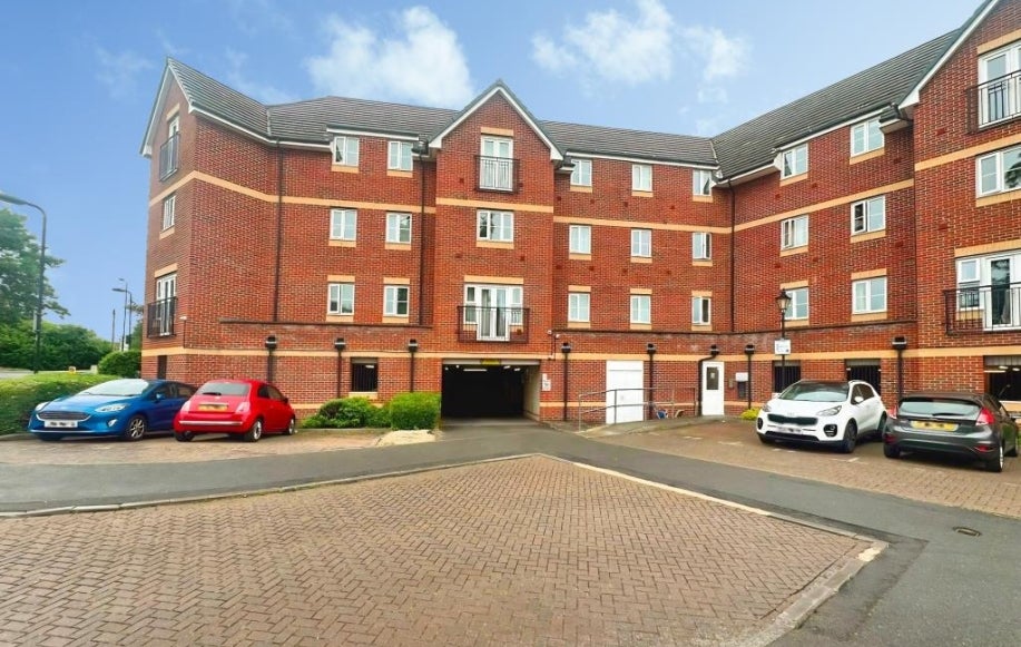 Flat Berkshire Avenue in Slough
