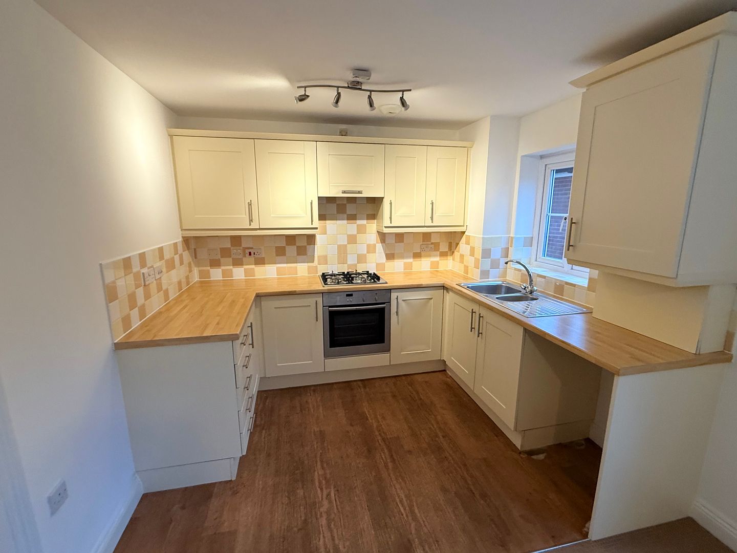 Flat Northfield Court in Taunton