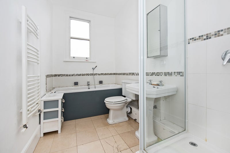 Room Holmdene Avenue in Greater London