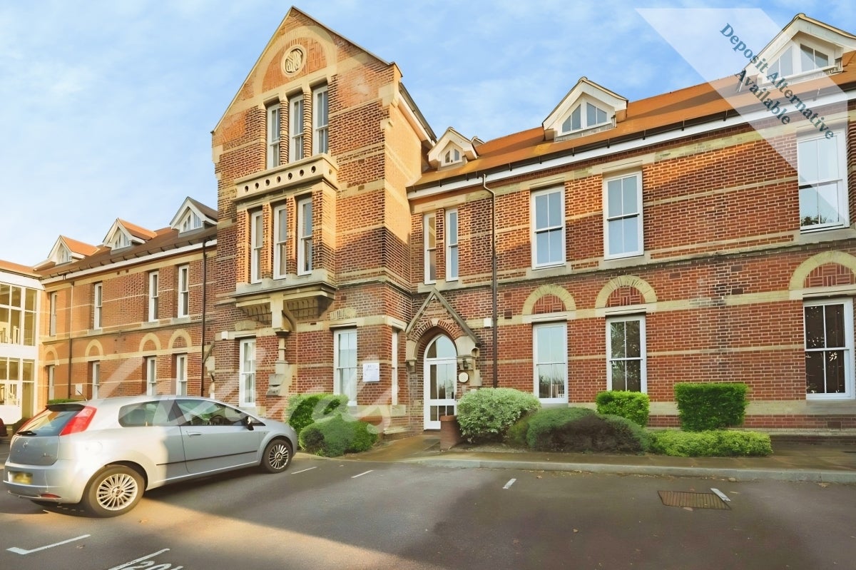Flat Holm Oak Close in Canterbury
