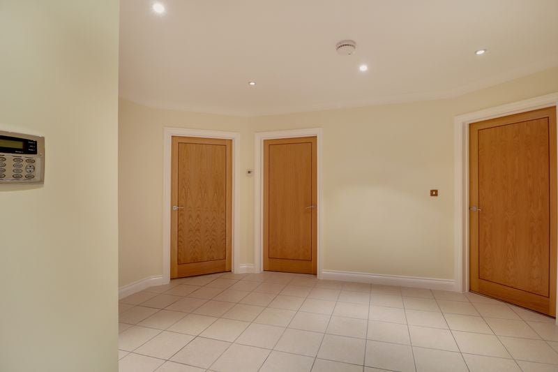Flat Dry Arch Road in Sunningdale