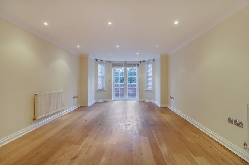 Flat Dry Arch Road in Sunningdale