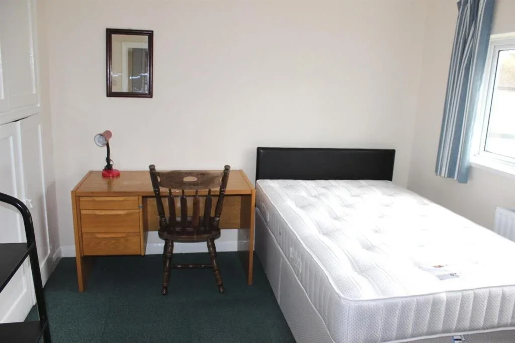 Room Larchwood Drive in Borough of Runnymede
