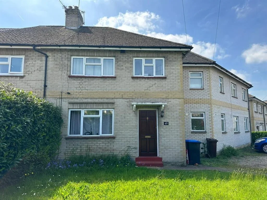 Room Larchwood Drive in Borough of Runnymede