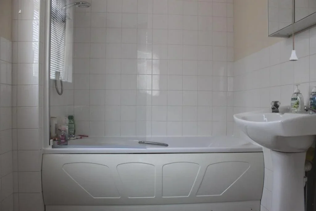 Room Larchwood Drive in Borough of Runnymede