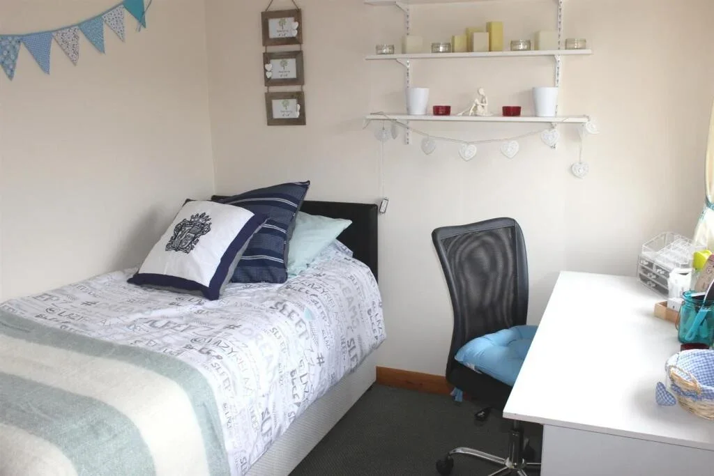Room Larchwood Drive in Borough of Runnymede