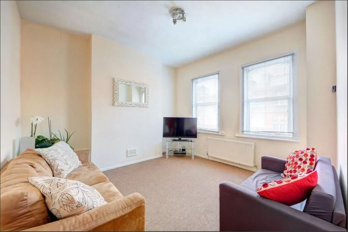 Flat Ilminster Gardens in Greater London