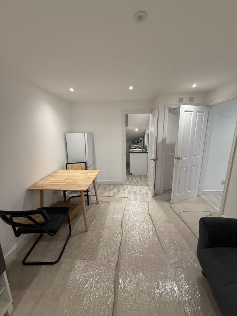 Room High Road in Greater London