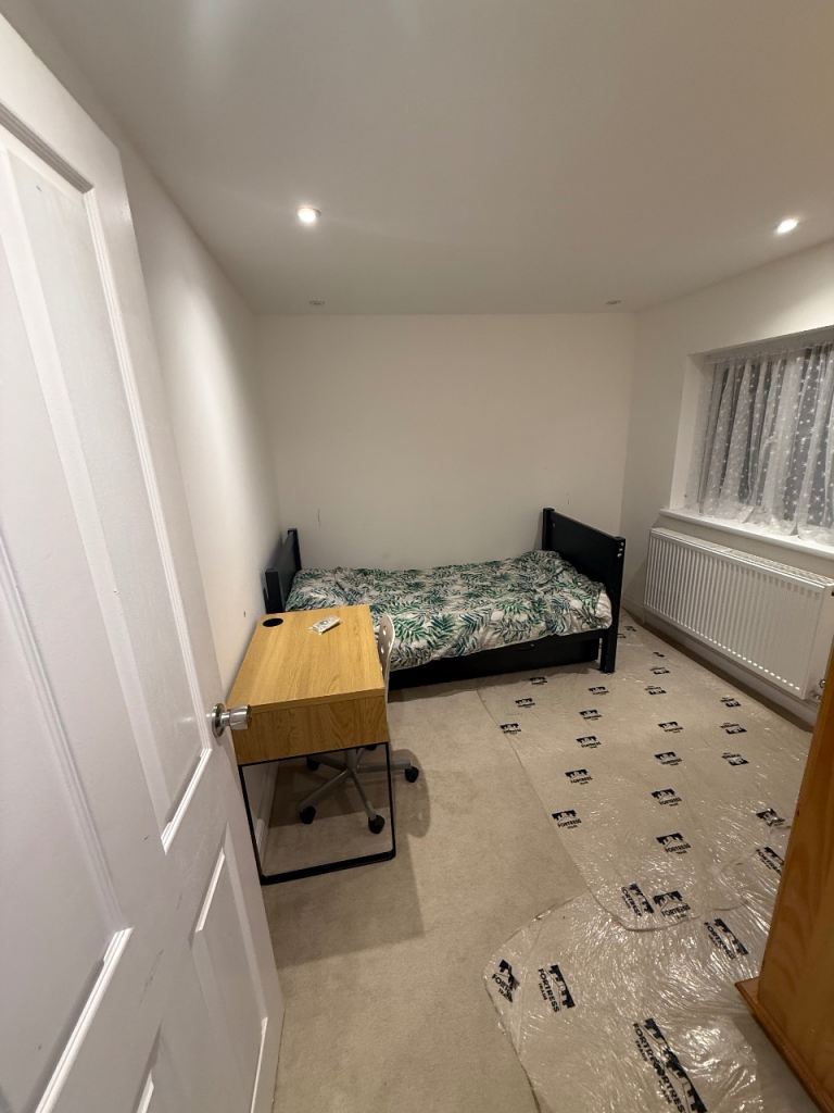 Room High Road in Greater London